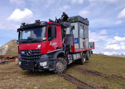 Transport imunwegsamen Gelaende mit Ketten